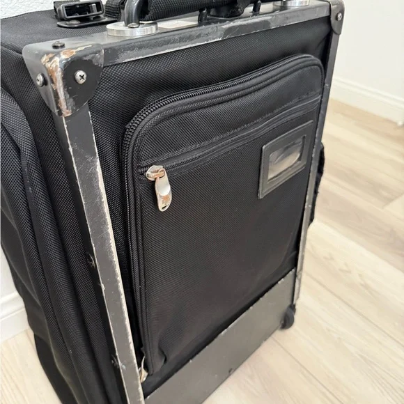 LuggageWorks Stealth Black 22'' Rolling Bag Travel Bag with Silver Details - Picture 10 of 10